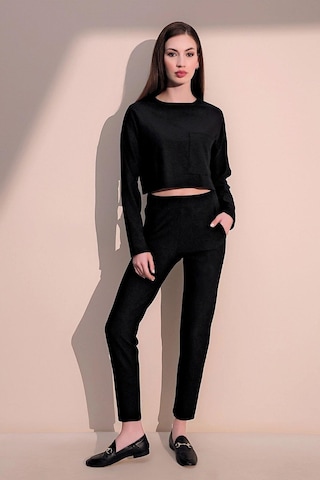 WeShaya Kadın Siyah Kendinden Dokulu Cepli Crop Sweatshirt, Salaş Kesim Siyah