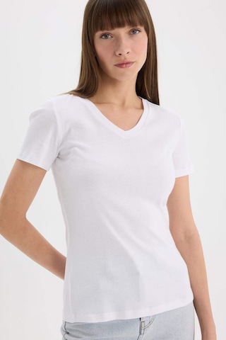 DeFacto Slim Fit Dar Kesim V Yaka Ribana Basic Düz Kısa Kollu Beyaz Tişört I1080AZ25SPWT34
