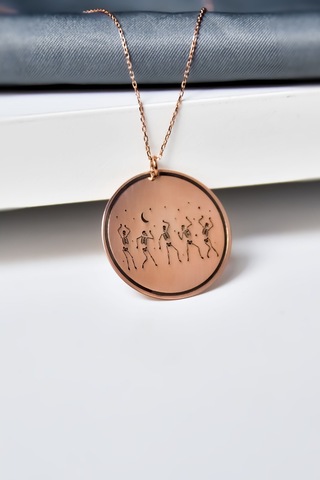 925 Ayar Gümüş Rose Kaplama Cadılar Bayramı, İskelet Dansı Çizimli Plaka Kolye