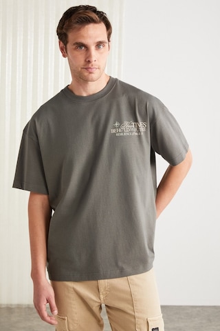 Colıbrı Erkek Ön Arka Baskı Detaylı Oversize Kısa Kollu Bisiklet Yaka Organik Pamuklu Gri T-shirt