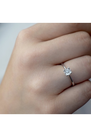 0.06 Ct. Modern Tasarım Yuvarlak Tırnaklı Tektaş Yüzük