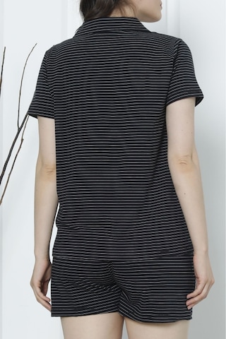 Kadın Şortlu Pijama Takımı Kısa Kollu Düğmeli Cepli Siyah Çizgili Siyah