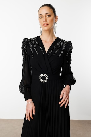 Moda İlgi Kadın Kolları Ve Omuzları Taşlı Beli Kemerli Piliseli Uzun Elbise 6645 Siyah Siyah