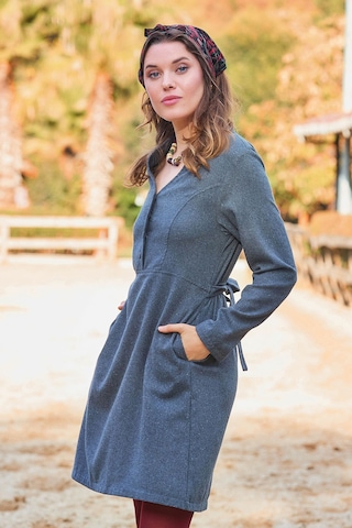 Hakim Yaka Düğme Detaylı Bağlamalı Uzun Kollu Elbise Desenli