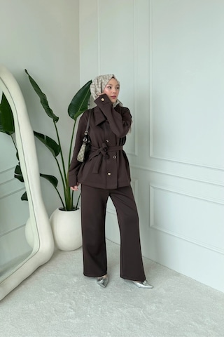 Mihran Butik Sophie Model Bel Kemer Ve Düğme Detaylı Kadın Takım Kahverengi Kahverengi