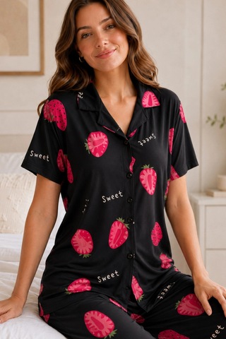 Siyah Çilek Desenli Kısa Kollu Gömlek Yaka Milan Kumaş Kadın Pijama Takımı Tm1492