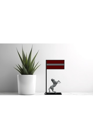 Letonya Bayraklı Masa Dekoru Şaha Kalkmış At Figürlü 3d Baskı