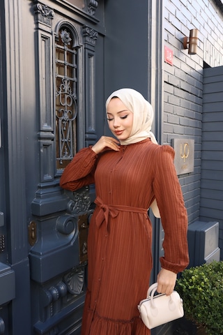 Kadın Kahve Boydan Düğmeli Eteği Piliseli Kuşaklı Lara Keten Uzun Tesettür Elbise Kahve