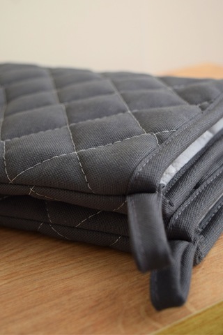 Antrasit Yanmaz Ve Isıya Dayanıklı 2 Fırın Eldiveni Ve 2 Tutacak