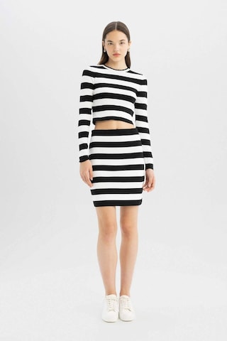 Defacto Coool Slim Fit Dar Kesim Esnek Belli Çizgili Mini Triko Etek C7128AX24WNBK27 Siyah