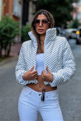 Kadın Beyaz Dik Yaka Desenli Kısa Şişme Mont