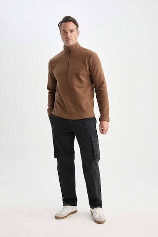 DeFacto Kahverengi Tüylenme Yapmayan Soğuk Geçirmez Regular Fit Dik Yaka Fermuarlı Polar Sweatshirt Y3996AZNSBN267