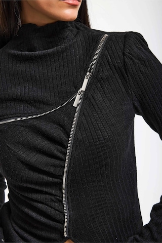 Itsbasic Kadın Siyah W5 Asimetrik Kesim Fermuar Detaylı Özel Tasarım Crop Top