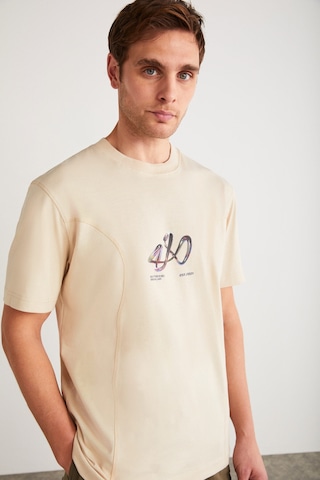Grimelange Pablo Erkek %100 Organik Pamuklu Regular Önü Baskılı Dikiş Dekoratif Detaylı Bej T-shirt Bej