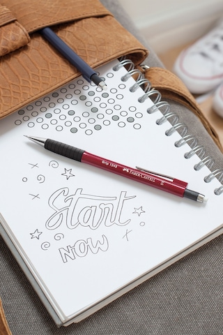 Faber-Castell Grip 1347 Versatil Kalem, 0.7 mm, Bordo, Ergonomik Tutuş, Yaylı Uç, Uzun Silgi, Modern Tasarım