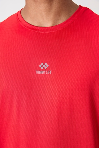 Tommy Life Kırmızı Polyester Dokulu İnce Esnek Standart Fit Erkek Performans T-shirt - 88387 001