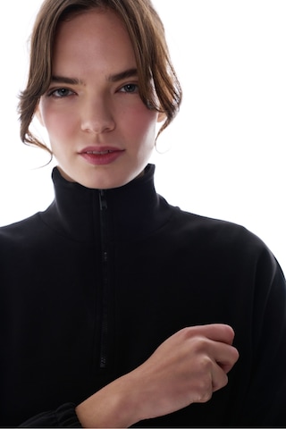 Penti Siyah Silky Touch Dik Yaka Fermuarlı Crop Sweatshirt