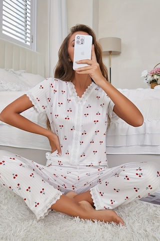 Merry See Özel Örme Kumaş Güpür Dantelli Kiraz Baskılı Kısa Kollu Pijama Takımı Beyaz