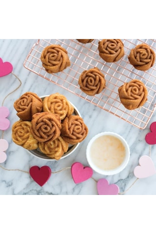 Nordicware 6 Lı Mini Gül Kek Kalıbı Altın