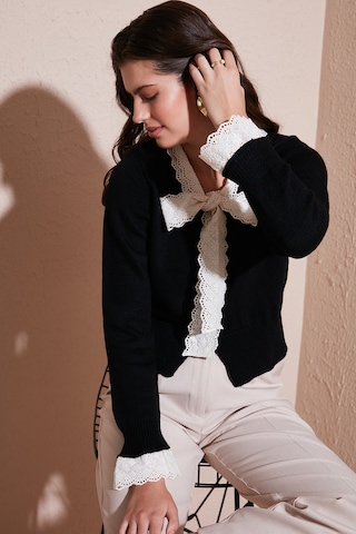 Lela Premium Dantelli Bağlamalı Yaka Regular Fit Düğmeli Triko Bayan Hırka 680Hi00251 Siyah