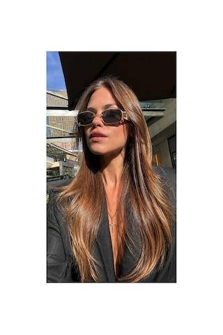 Kadın Güneş Gözlüğü Dikdörtgen Tasarım Krem Çerçeve Siyah Piercingli Halkalı Cam Çok Renkli