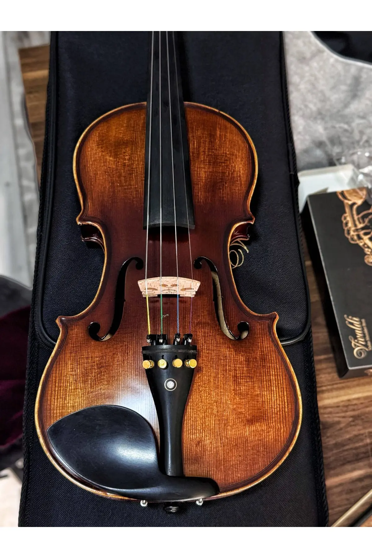 Vivaldi Vl-904a Keman 4/4, Solid Ağaç , Abanoz Klavye Burgu Ve Çenelik, Sekizgen Kesit Yay, Yastık Ve Susturucu Hediye