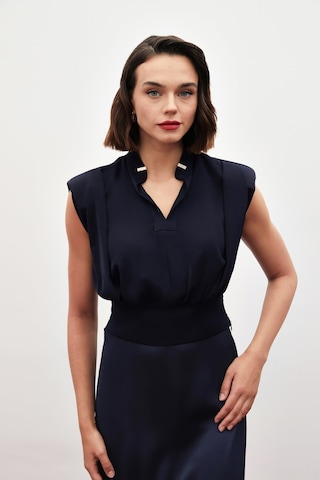 Sateen Yaka Aksesuarlı Kolsuz Bluz - Lacivert-134848 Lacivert