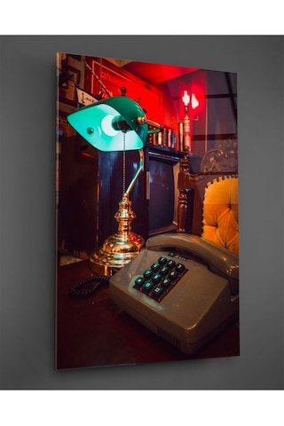 Masa Lambası Ve Antika Telefon Cam Tablo