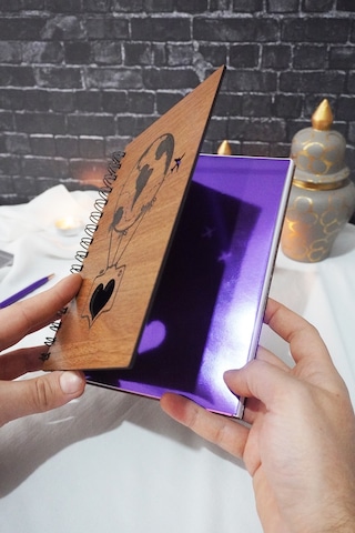 Balon Desenli Ahşap Kapaklı Defter - Ajanda - A5 Spiralli Çizgisiz Defter Ahşap Rengi Ceviz Mor