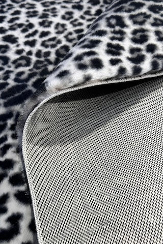 Raschel Carpet Premium Seri Gri Tavşan Tüyü Leopar Desenli Kaymaz Taban Halı Yolluk Gri