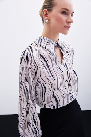 Sateen Kol Aksesuarlı Desenli Bluz - Siyah-135914 Siyah
