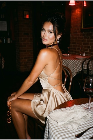 Fashion Cocktail Düşük Bel Kabarık Kat Etekli Sırt Korseli Kokteyl Kadın Saten Gece Kokteyl Şort Tulum Bej