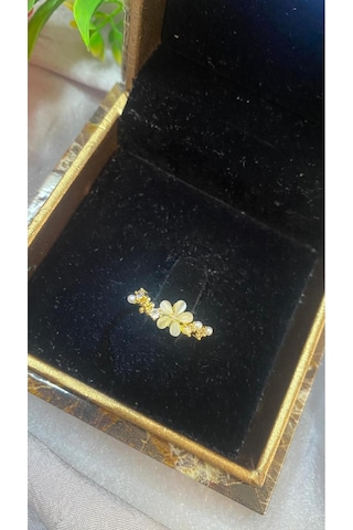 Minimal Papatya Detaylı Pirinç İncili Zirkon Taşlı Tasarım Gold Çelik Ayarlamalı Gold - Gümüş