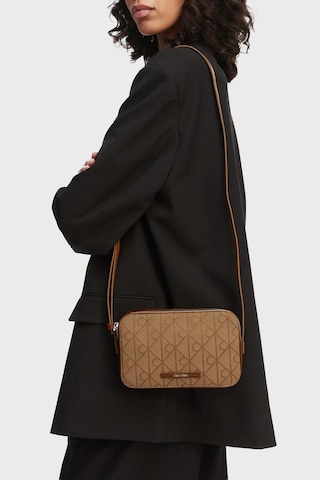Calvin Klein 4g Logolu Ayarlanabilir Askılı Çanta Lv04f3533g8dz Bayan Çanta Lv04f3533g 8dz Camel