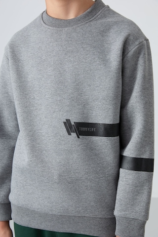 Tommylife Gri Melanj Pamuklu Kalın İçi Tüylü Standart Fit Baskılı Erkek Çocuk Sweatshirt - 11238