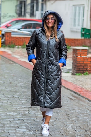 Keyifli Moda Kadın Siyah Kapüşonlu Astarı Renkli Baklava Desen Uzun Şişme Mont