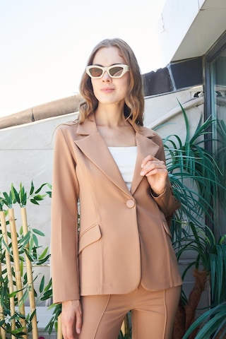 Kadın Yakalı Cep Kapaklı Tek Düğme Hafif Lirkalı Kumaş Blazer Ofis Ceket Pantolon Kodu Jument 40082 -camel CAMEL