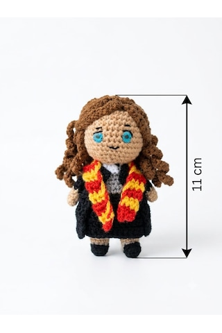 Okulun Cübbeli Cadısı Amigurumi Örgü Oyuncak - Film Karakteri Hediyelik Figür 11 Cm