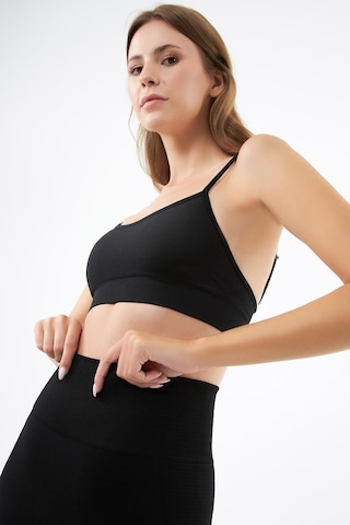 Siyah İp Askılı Çıkarılabilir Kaplı Seamless Kadın Crop Atlet Siyah