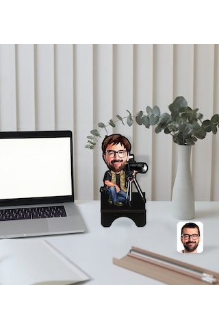 Kişiye Özel Erkek Fotoğrafçı Karikatürlü Ahşap Biblo Telefon Stan