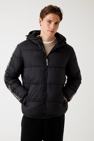 Guess Arlo Erkek Kapüşonlu Mont Z5bl17wo06ı Siyah