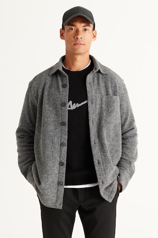 AC&Co / Altınyıldız Classics Erkek Gri Oversize Geniş Kesim Klasik Yaka Yünlü Kırçıl Desenli Flanel Kışlık Gömlek Ceket Gri