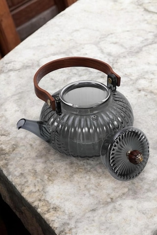 Morponi Borosilikat Cam Bambu Saplı Cam Süzgeçli Ve Cam Kapaklı Bitki Çayı Demliği 800 Ml Füme Füme