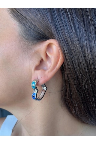 Gümüş Renkli Gözlü Kalp Küpe