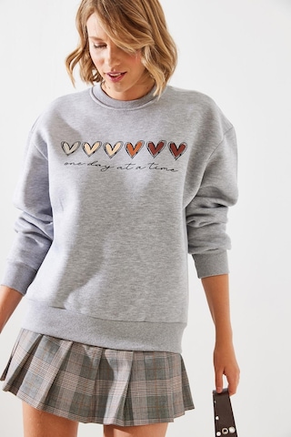 Shade Kadın Üç İplik Şardonlu Renkli Kalp Baskılı Sweatshirt Mbhs007 60601007 - Gri Melanj