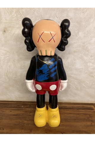 Kaws Büyük Ayakta