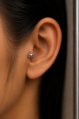 Sertifikalı 316l Çelik Siyah Göz Detaylı Kedi Yüzü Figürlü Premium Gümüş Renk Tragus Ve Helix Pierci
