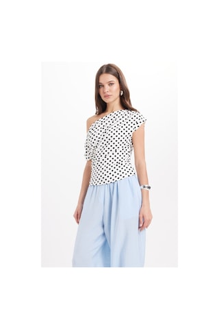 Tudors Kadın Slim Fit Dar Kesim Kayık Yaka Puantiyeli Likralı Beyaz Viskon Bluz-50898