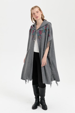 Kadın Kapüşonlu Nakış İşlemeli Yanı Püsküllü Panço Füme Füme