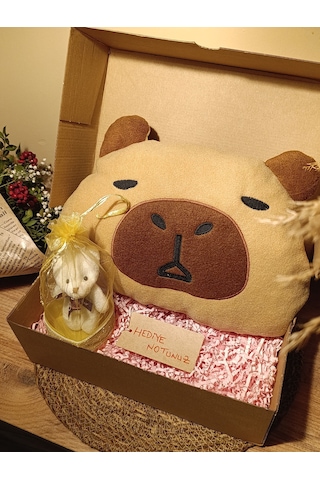 Kutulu Hediye Seti / Capybara Yastık 30cm, Ayıcık Anahtarlık Ve Kalp Şeklinde Tüllü Kutu
